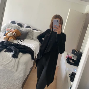 Kappa från Only - En snygg tunn kappa som har en snygg rosett som detalj i ryggen. Passar perfekt nu till hösten men även till våren! Säljer då den endast använts 1 gång tyvärr. Nypris 499kr från Only. Storlek XS men sitter finfint på mig som vanligtvis har S. Priset går att diskutera så hör av er vid intresse!