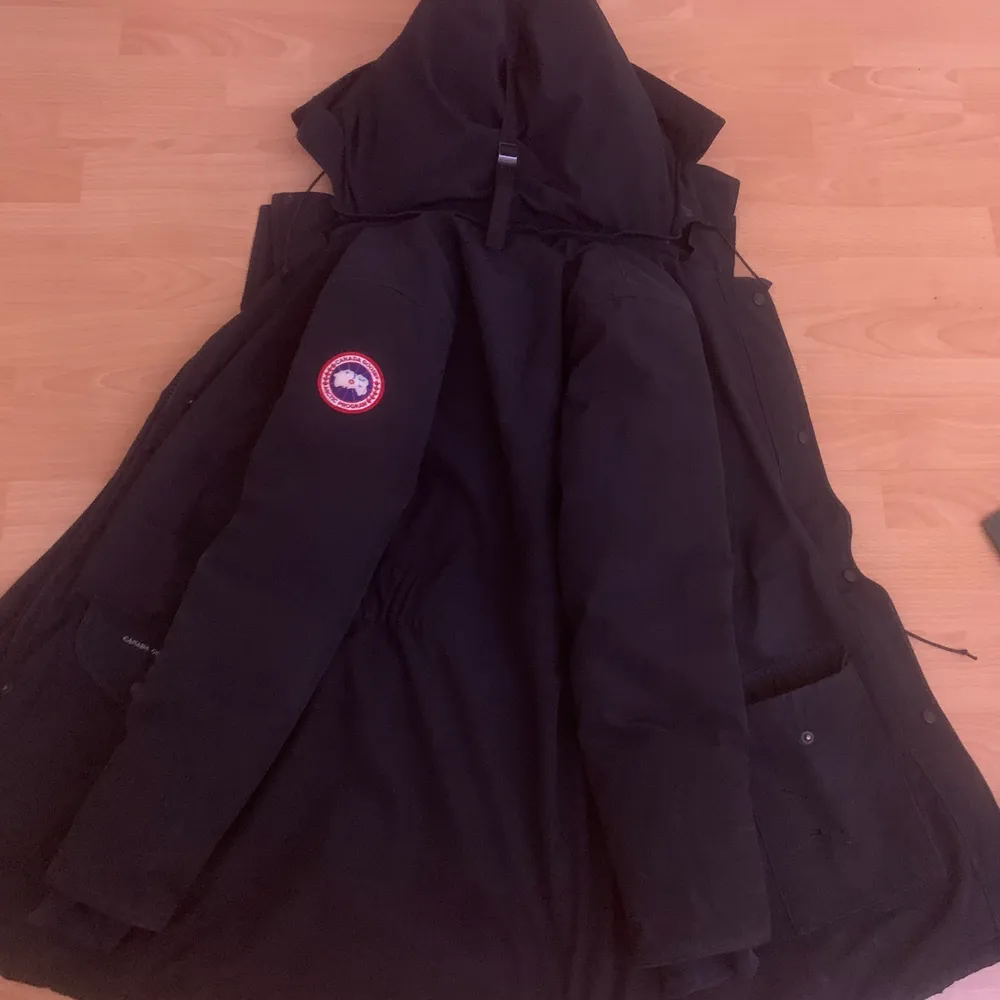 Säljer min canada goose jacka stl S, finns nåra små hål som man normalt ej tänker på när man har på sej den och pälsen är borta. Därav VÄLDIGT lågt pris. Kan sänkas vid snabb affär. Jackor.