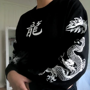 Croppad sweatshirt - ⚡️En croppad sweatshirt med kinesiska tecken på. Köpt från en annan tjej på plick, men den kommer tyvärr aldrig till användning. Köparen står för frakt!