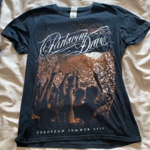 Parkway drive tour t-shirt 2015 strl S - Parkway drive tour tröja 2015 strl S. 
