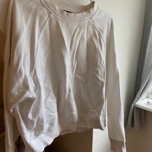 Vit sweatshirt - Vit sweatshirt från Gina Tricot, storlek L men passar mig lite oversize som har S.