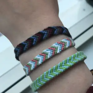 Friendship breacelet / armband gjort av bomulls tråd och kan göras i olika färger och storlekar. 