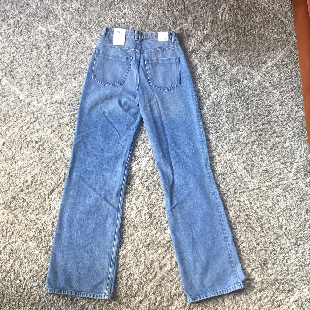 helt oanvända straight zara jeans stl 36 . Jeans & Byxor.