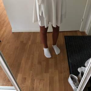 Jätte fin vit kjol som knappt är använd.💕storlek s