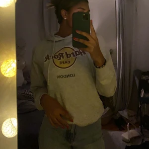 Hard Rock Cafe hoodie (London)🎸🎸 - Storlek-s köptes i London för ett tag sedan men är i fint skick fortfarande. Jätte fin att styla till ett par jeans eller bara ett par mjukisar!! 175kr +frakt