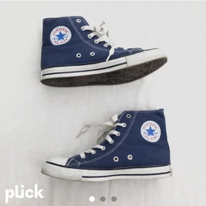 Mörkblå converse - Skitsnygga och populära converse💙 storlek 39.5. Buda privat eller i kommentarerna, frakt tillkommer på 66kr och är spårbar (första bilden är lånad) Köp direkt för 500kr + frakt!