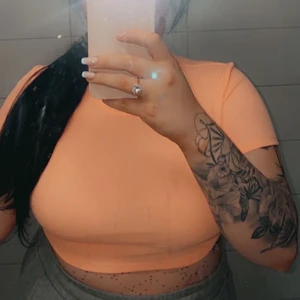 Neon orange crop topp - Super fräck neon orange crop topp💗 (den ser smutsig ut, men det är bara spegeln som är det)