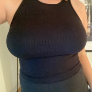 Snygg Tanktop - Snygg tanktop från shein. Använd få gånger🤍 Frakt 24kr eller spårbart 66kr.