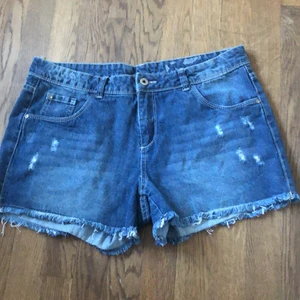 Blåa jeans shorts - Ett par coola shorts som inte längre passar mig. Bra skick! Med små ripped detaljer på fram och baksidan. 