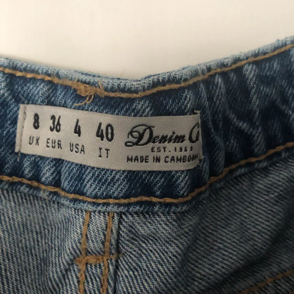 Ett par jeans köpta i 2018, hade på mig dem en gång innan jag la dem i min garderob i några år. Bra skick, lite skrynklig på bilden men kan strykas lätt. Har växt ur dem själv men inget fel på plagget.. Jeans & Byxor.