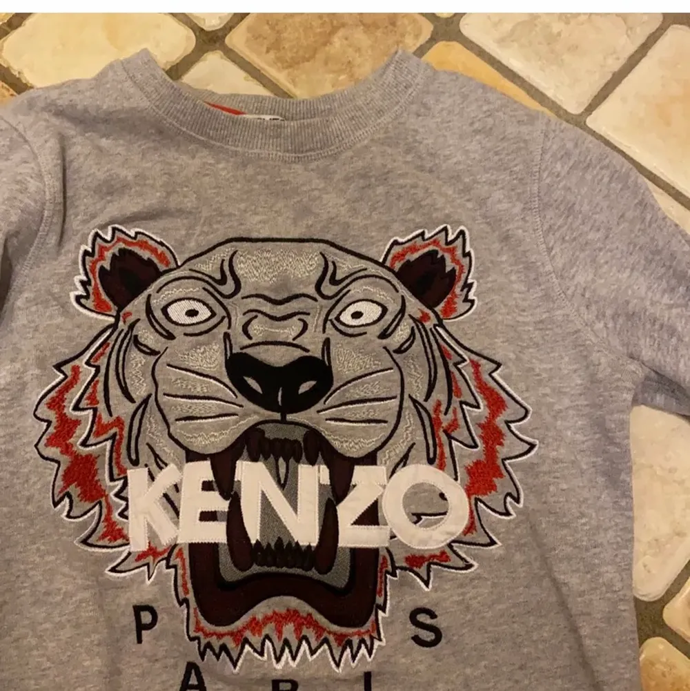 Äkta kenzo tröja endast använt ett fåtal gånger. Pris kan diskuteras, jag säljer det pgr av att jag inte använder den längre så då kan den göra bättre nytta i någon Annas garderob. Tröjor & Koftor.