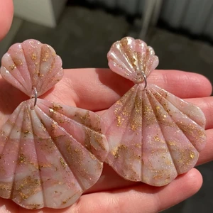 Örhängen  - Örhängen av glitter lera . Frakt 24kr Dm för mer info🥰