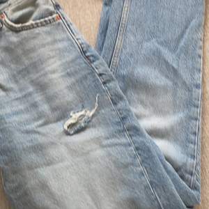 !! INTE SKINNY JEANS!! Super fina jeans från Gina tricot med slits! Kommer tyvärr inte till användning, storlek 34, kom privat för fler bilder! Priset kan diskuteras💓 400+ frakt