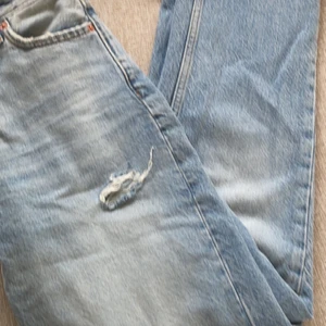 Jeans - !! INTE SKINNY JEANS!! Super fina jeans från Gina tricot med slits! Kommer tyvärr inte till användning, storlek 34, kom privat för fler bilder! Priset kan diskuteras💓 400+ frakt