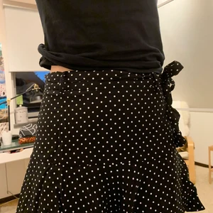 Zara kjol-shorts prickig  - Kjol från zara med inbyggda shorts! Den är svart med små vita prickar på, använd endast 1 gång storlek M men passar S och möjligtvis XS med 