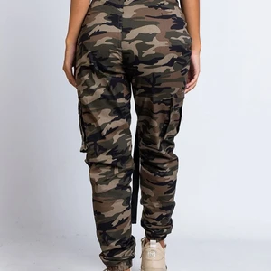 Cargo pants madlady  - I nyskick, riktigt snygga byxor som går att styla på många olika sätt. I stl S. Camouflage färg. 