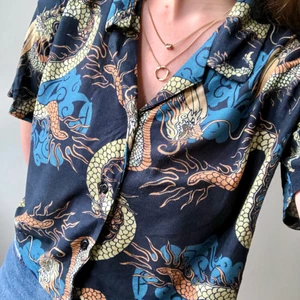 Kortärmad bekväm skjorta - Strlk S. Från Urban outfitters. 