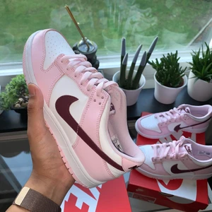 Nike Dunk Low Pink Foam Dark Beetroot 💞🧞‍♀️ - Nike Dunk Low Pink Foam Dark Beetroot (GS) 🧞‍♀️💞  Storlek:  -38 Pris: 1799kr    #nike #nikedunklow #airjordan#dunks