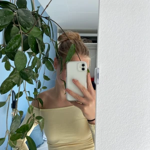 Långärmad tröja - Långärmad offshoulder tröja från gunatricot i väldigt fin gul färg. Säljer på grund av att den är för liten. Storlek XS/S