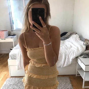 Gul berskha klänning - Säljer vidare denna fina gula klänning från Berskha då den inte kommer till användning. Aldrig använd😇 (Köparen står för frakt)