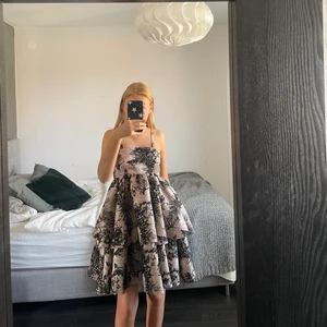 Fluffig klänning från Gina Tricot - Superfin festklänning ifrån Gina Tricot, endast använd en gång! Ordinarie pris 999kr🤍💕