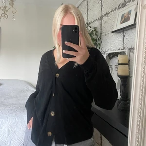 Gina Tricot kofta strl M - Det är en tunn svart kofta som passar både öppen och stängd. Inte alls använd och i jättefint skick. Skulle även passa en strl L :)