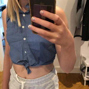 Blått ”linne”  - Blått ”linne” från H&M. Storlek 134, motsvarar 8-9 år:) Pris kan diskuteras! 