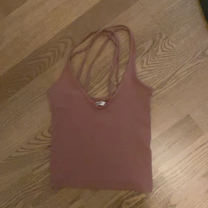 Linne/topp  - Linne/topp från pull & bear med kross i ryggen i storlek XS