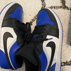 Nike Air Jordan 1 low royal toe - Air Jordan 1 i storlek 44. Sparsamt använda då jag själv har 42 och helt enkelt köpte fel storlek. Endast använda 2 gånger tills jag upptäckte det. Då de var för stora har en "rynka" uppstått på ena skon. Annars som nya. 