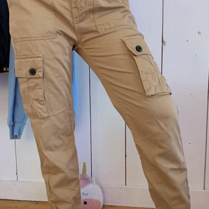 Cargo pants - Beiga cargo pants från Bershka! Strl EU 36. Frakt ingår i priset 🥰