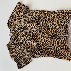 Leopard mönstrad tröja - Använd 1 gång, från visual Clothing project