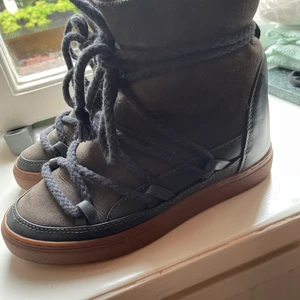 Inuikii wedges  - Inuikii wedges i färgen grå blå i bra skick. Storlek 38.
