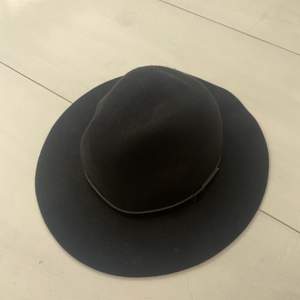 Svart Hatt från H&M, använd under en resa utomlands bara. 