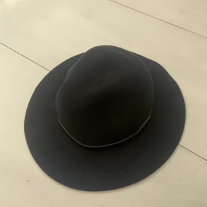 H&M hatt - Svart Hatt från H&M, använd under en resa utomlands bara. 