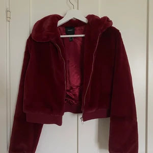 Jacka - Vinröd pälsjacka från Forever21. Helt oanvänd. Storlek L sitter som en S/M