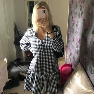Klänning  - Slutsåld jättefin rutig klänning från hm. Man kan även ha en tjocktröjan över som nu när det är lite kallare ☺️