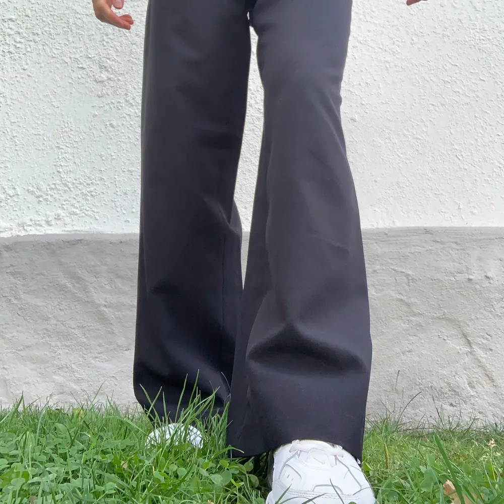 Svarta kostymbyxor-isch som är strl 38 (har knutit de där bak på bilden). Knappt använda och bra skick. Frakt ingår ej❤️. Jeans & Byxor.