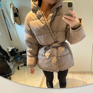 Jacka  - (Lägger upp igen pga oseriös köpare)Beige jacka från Nelly i oversize modell, storlek xs inköpt förra vintern 🌸