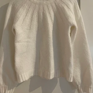 Vit stickad tröja från Na-Kd - Den är i storlek xxs men är som en xs den är lite knottrig men annars är det helt perfekt den är använd några fåtal gånger köparen står för frakten.