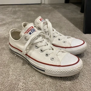 converse - Säljer mina vita låga converse i stl 37,5 (skulle säga att det snarare är en 38:a). Använda men fortfarande i fint skick🤍  Skickar med spårbart🤎