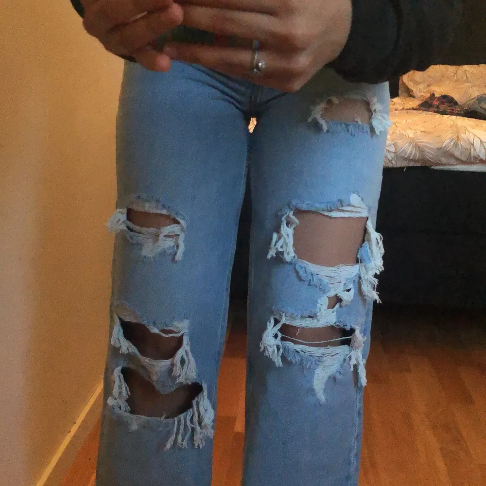 Säljer dessa HELT OANVÄNDA  jeans från zara pga att de inte är min stil, har endast klippt dom pga att de var för långa (är 155-156). buda gärna!  Original pris 399kr. Jeans & Byxor.