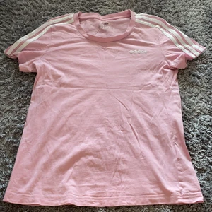 T-shirt - En rosa adidas t-shirt jag bara har använt en gång
