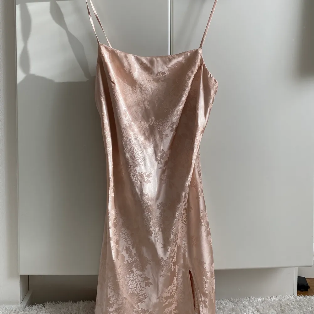 Slip on klänning från PrincessPolly i rosa ”siden”, fina detaljer och slits nertill. . Klänningar.
