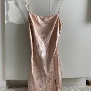 Slip on klänning från PrincessPolly i rosa ”siden”, fina detaljer och slits nertill. 