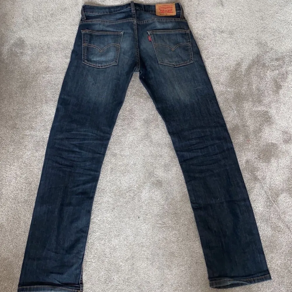 As feta Levis 511 jeans i storlek 14, de sitter nog som 26x28 eller 27x28 typ. De sitter lite som straight fit men det står Slim. De skulle passa någon som är 155-165 skulle jag nog säga, både tjejer och killar :)✨ . Jeans & Byxor.
