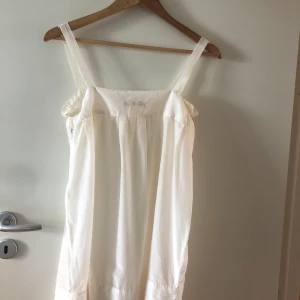 Linne stl 42 - Bomull 65%, Silke 35%. Osnvänd/ Ny. 