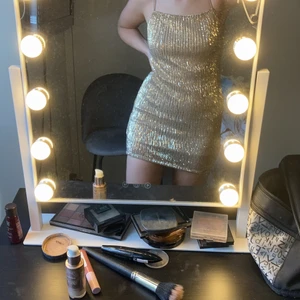 En glittrig klänning inför fest - En glittrig klänning i storlek m/s, den är stretshig. Har aldrig använt förut. 