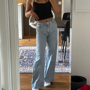 Ljusblå vida jeans - Monkis populära jeans i modellen yoko. Ljusblå, jättefina! Jag har sytt in de lite i midjan och även broderat på ena bakfickan, men det går såklart att ta bort. Jag betalar 20 kr av frakten :)