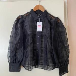 Transparent festblus  - En jättefin festblus från Monki som aldrig kommit till användning tyvärr. Prislappen sitter kvar. Storlek M.  Den är helt oanvänd, lapparna kvar. Material: 100% polyester. Nypris är 300 kr, mitt är 200 kr. Kan antingen mötas upp i Stockholm eller frakta🌿 