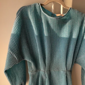 Blå klänning - Glittrig superfin klänning från Nelly. Använd 1 gång!